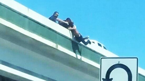 Policía impide que un hombre se suicide