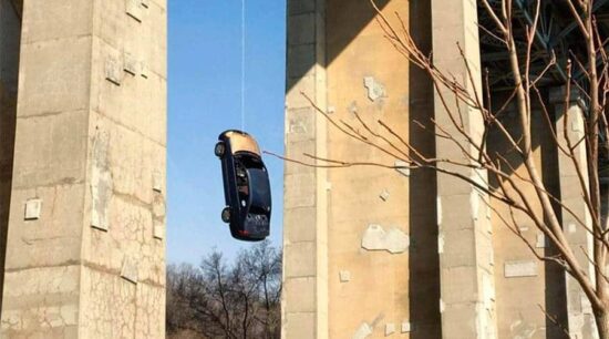 Encuentran un auto colgando de un puente