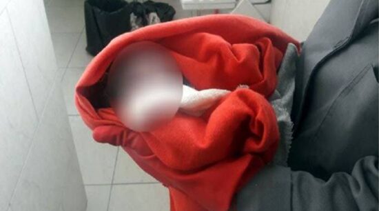 Fallece bebé que fue dejado en bote de basura