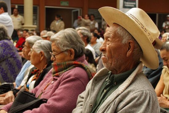 Viven en pobreza la mitad de ancianos