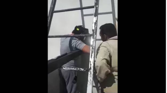 Cuando eres albañil pero dejas una escalera atrapada