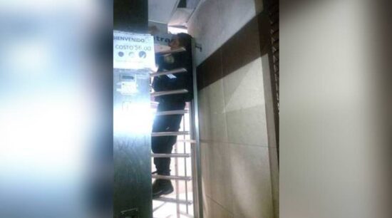 ‘Poli’ no quiso pagar el baño y se atora