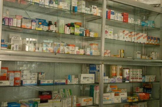 Reportan farmacias bajas ventas