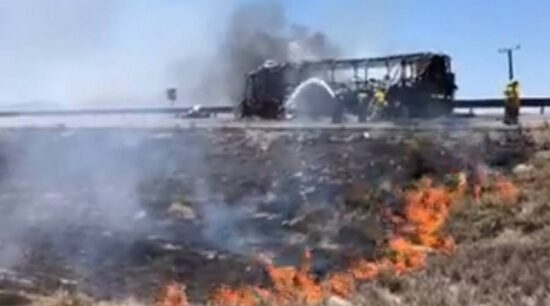 Chofer salva pasajeros de morir quemados