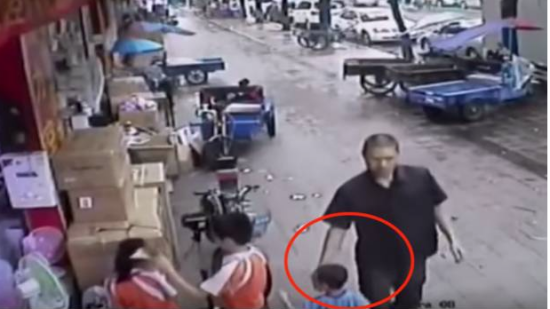 Video muestra lo fácil que es robar a un niño