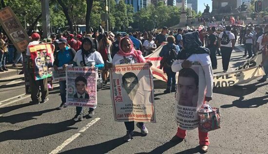 Marchan padres de normalistas