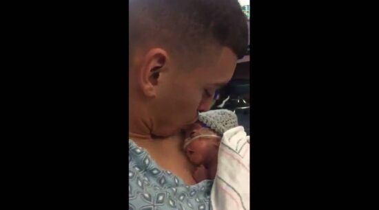 Así reaccionó un bebé al beso de papá