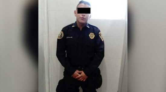 Detiene a menor que vestía uniforme de policía