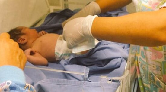 Abandonan bebé aun con cordón umbilical