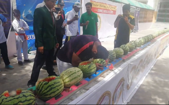 Rompe record al romper 51 sandías con la cabeza