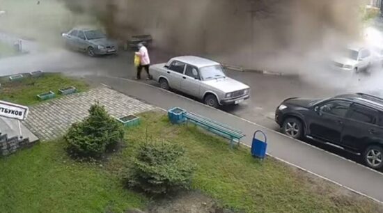 Explota ‘géiser’ de agua sucia y cae sobre ancianita