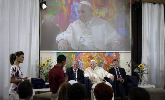 Se enlaza Papa con jóvenes mexicanos