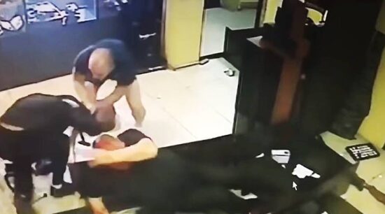 Se desata brutal pela entre ladrón y empleados