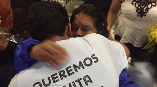 Familias se reencuentran con seres queridos en EU