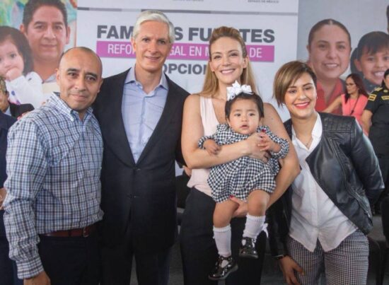 Firma gobernador Ley de Familias Fuertes, reforma legal que agiliza adopciones en el estado de México