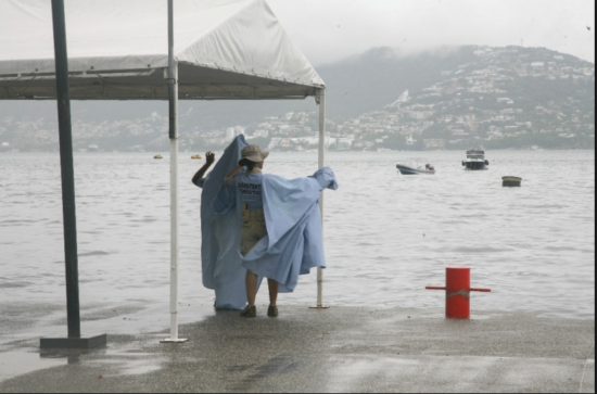 Cierran puerto en Acapulco por depresión tropical