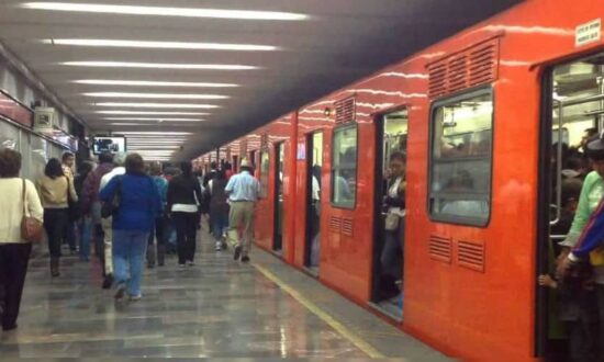 Roban celulares a tres escoceses en el Metro de CDMX