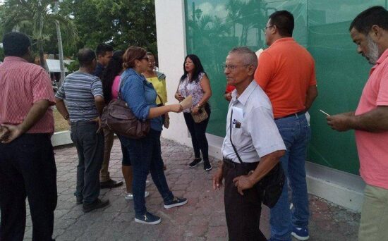 Exigen empleados municipales pago