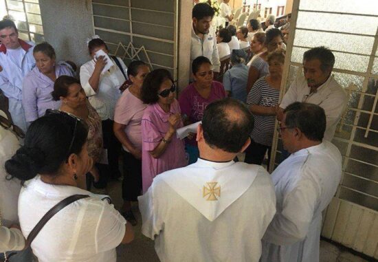 Exigen sepultar a sacerdote en iglesia