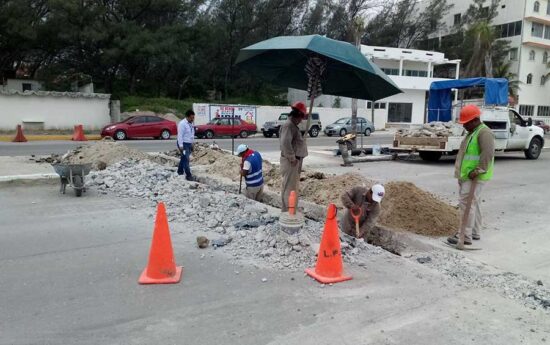 Supervisan trabajos en el bulevar costero