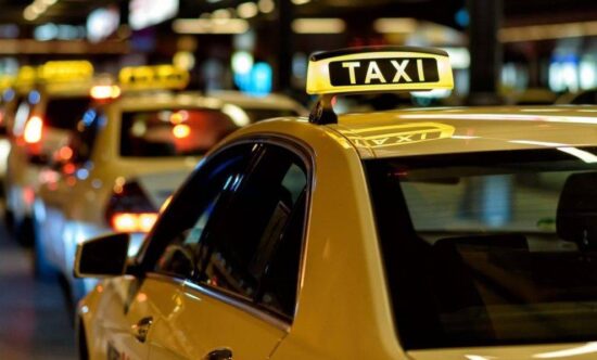 Taxis operan de forma irregular en la frontera