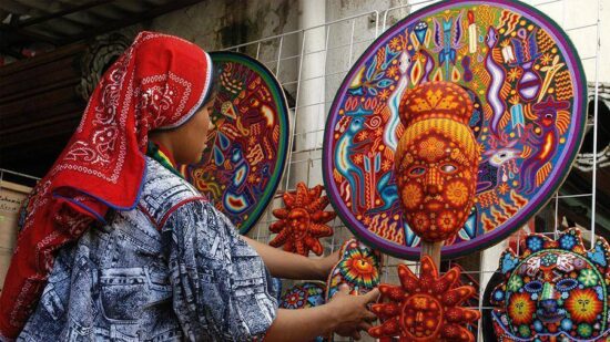Arte huichol se exhibe en París