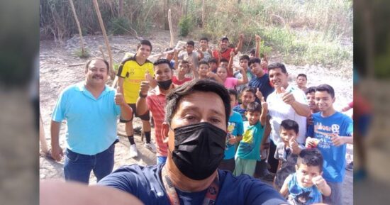Entregan material deportivo a Poncho’s F.C.