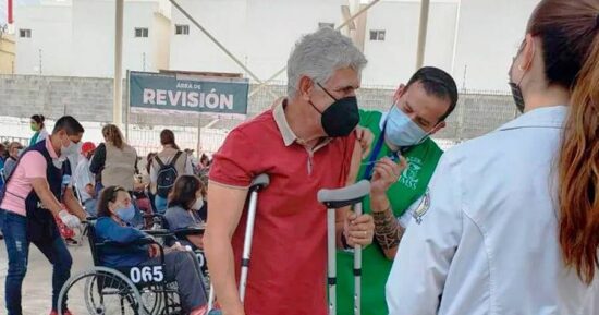 Recibe ‘Tuca’ Ferreti vacuna contra Covid-19