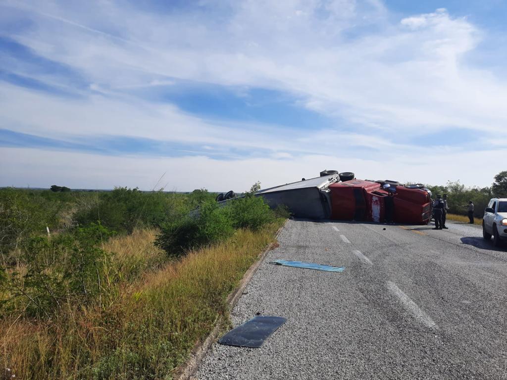 Conductor De Tráiler Resulta Lesionado Al Volcar