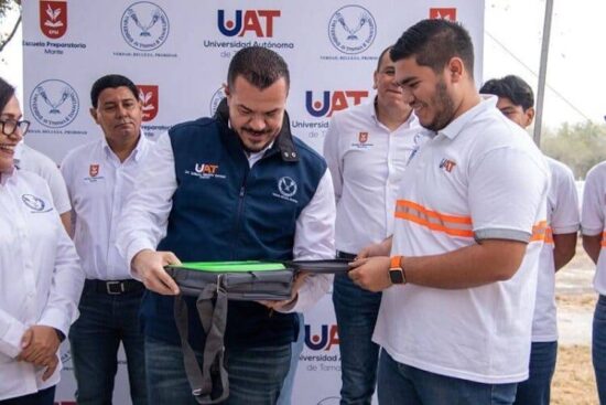Entrega Rector equipo de RCP