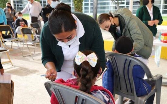 Continúa vacunación en planteles escolares