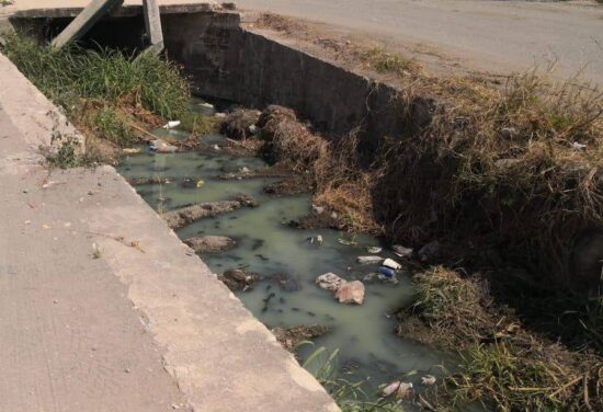 Denuncian un canal pluvial a cielo abierto