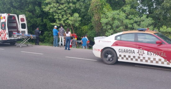 Guardia Estatal auxilia a lesionado por percance vial