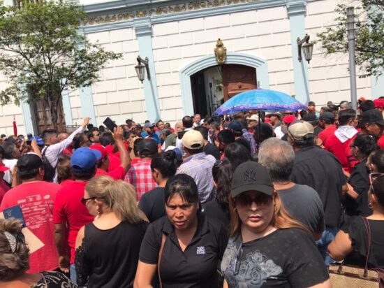 ‘Celebran’ trabajadores entre gritos y protestas