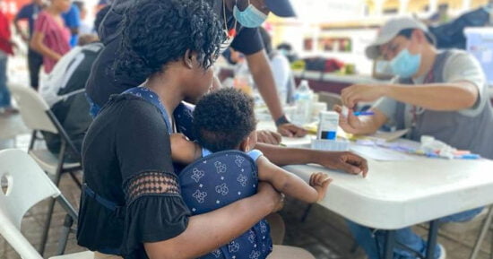 Cuesta hasta $1 millón diario alimentar a migrantes