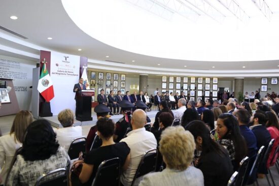 Reconocen trayectoria de maestros