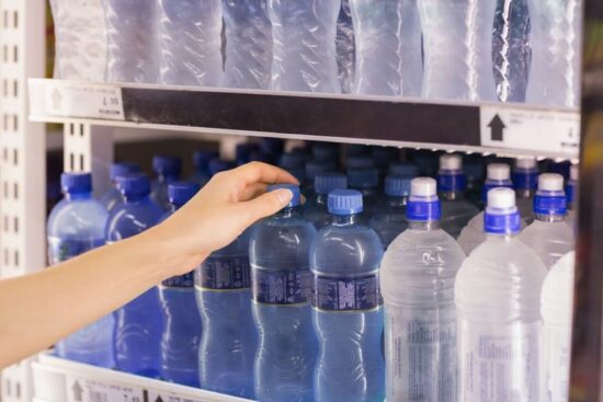 Vuela el agua embotellada