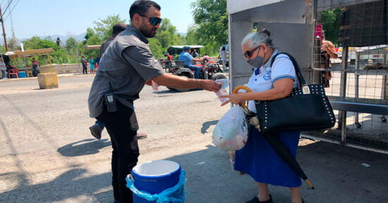 Reparten elementos de PC agua en calles de Victoria