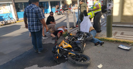 Camioneta embiste a motocicleta; Deja una persona sin vida y otra más herida