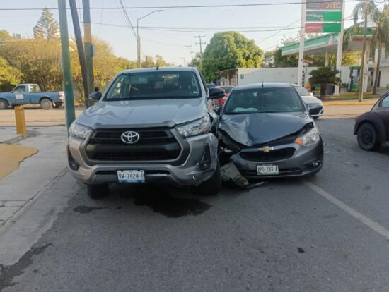 Omite alto y causa accidente