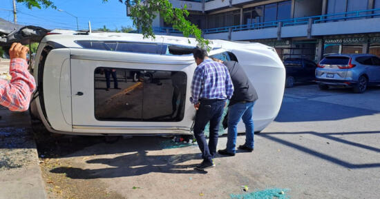 Chocan y vuelcan en el 12 Bulevar López Mateos