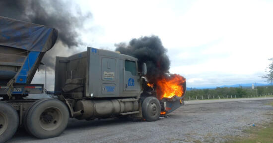 Se incendia tráiler en tramo carretero González-Llera