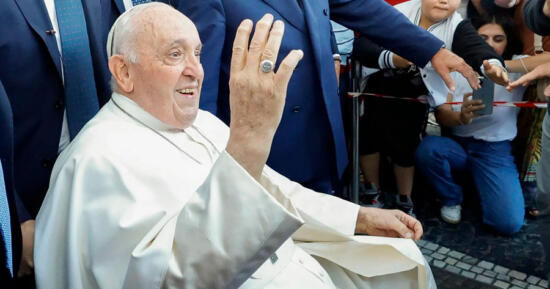 Salud del papa Francisco sigue mejorando, pero aún recitará el Ángelus en su residencia