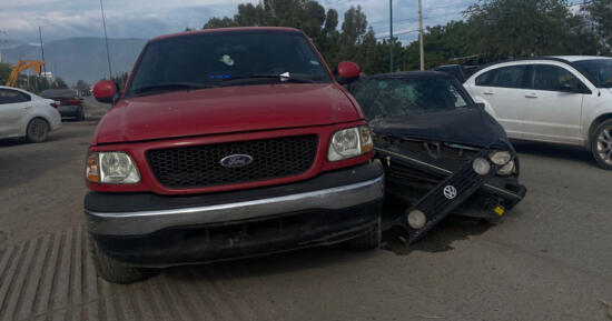 Termina hospitalizado tras querer ganar el paso a camioneta