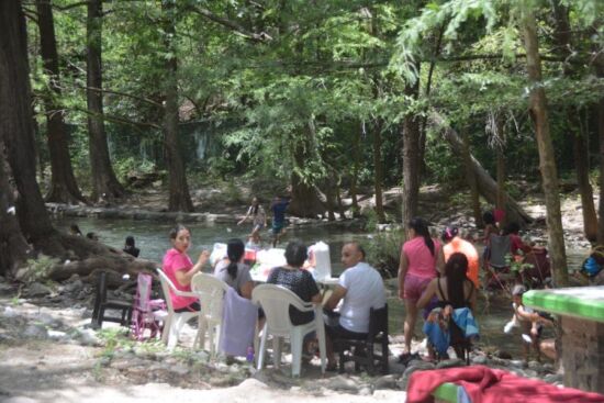 Victorenses abarrotan Los Troncones