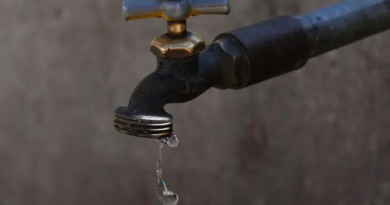 Comienza a restablecerse el suministro de agua