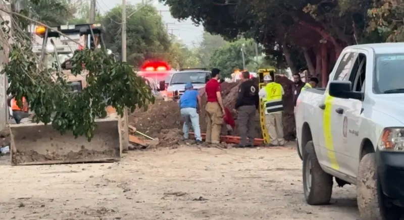 Se derrumba zanja, sepulta a trabajador