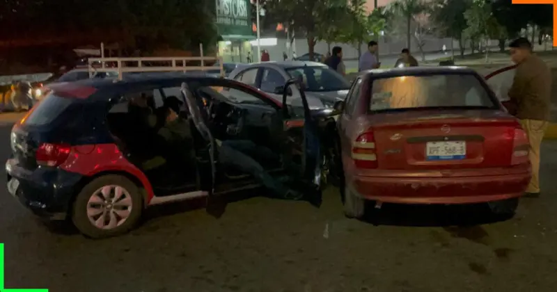 Choca con dos autos que hacían alto