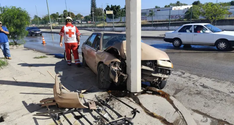 Esquiva coche, pero se ‘estampa’ contra un poste