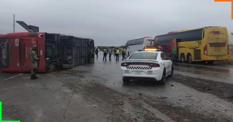 Guardia Estatal atiende volcadura de autobús con personas lesionadas